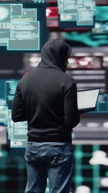 Bir hacker ağ sistemlerini hedef alarak, şifrelemeyi atlayarak ve casusluk yaparak dikey video siber sızma gerçekleştirir. Adam kimlik hırsızlığı yapıyor ve yapay zeka manipülasyonuyla sızıyor.