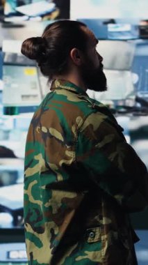 Komuta merkezinde çalışan Dikey Video Genç Asker bir ulusal savunma görevinde verileri, istihbaratı ve yapay zeka savaş taktiklerini birleştirdi. Silahlı kuvvetler