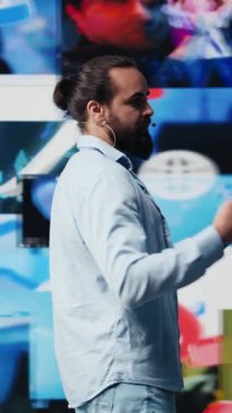 Dikey Video Erkek sunucusu izleyicilere markalaşma stratejisi ve sosyal eğilimler hakkında iletişim kuruyor, sunum sırasında iletişim ve küresel erişime yardımcı olmak için mikrofon kullanıyor. Kamera B.