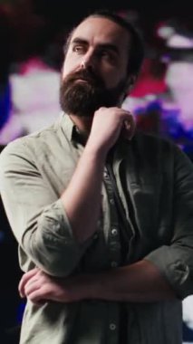 Dikey Video Başarı Genç Yetişkin sosyal medya platformlarında yaşamdan zevk alıyor, takipçi edinmedeki başarısını kutluyor ve sosyal ağların dijital dünyasına hükmediyor. Güçlendirme