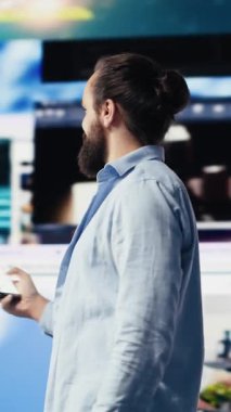 Dikey Video Sosyal medya kullanıcısı çoklu sosyal ağ uygulamaları, gerçek zamanlı bağlanma ve çevrimiçi eğlence üzerinden bağlanmaktan mutlu. Boş zamanlarında iletişim için birden fazla görev. Kamera A.