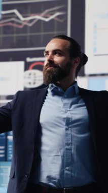 Dikey Video Korkusuz işadamı, üst düzey kariyer başarısını ve başarısını kutluyor. Harika performans ölçümleri olan hırslı bir adam. Üstünlük için çalışmak cesaret ve kendine güvenle. Kamera A