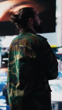 Dikey Video Askeri personeli uydu verilerini inceler ve bir görev için taktik operasyonlar, kontrol merkezi oluşturur. Asker tehdit tespit sistemleri ve ulusal çıkarlar için araçlar kullanıyor