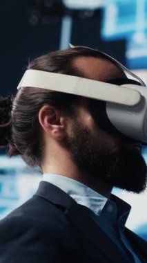 Dikey Video Yüksek Teknoloji uzmanı, makine öğrenimi için öngörüsel analitik ve sibernetik kullanarak nöral ağlar yapay zeka sisteminin yanında vr gözlük kullanır. Bulut hesaplama otomasyon araçları. Kamera A.