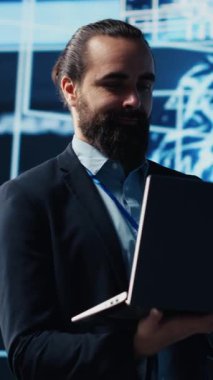Yüksek teknoloji ortamında derin öğrenme ve büyük veri bağlantılarını araştıran dikey video işadamı, gelecekçi kavramları ve akıllı geliştirme araçları ile programlamayı keşfediyor. Kamera.