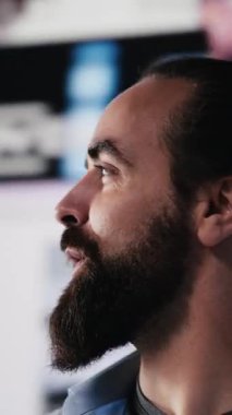 Dik Videolu Mutlu kaygısız kişi dijital dünyada sosyal ağa bağlanıyor, küresel sosyal medya izleyicisi. Markalaşma araçlarına yatırım yapan bir adam nüfuz ve bağlılık inşa etmek için. Kamera A.
