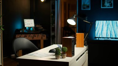 Modern bir çatı katında, ahşap mobilyaları, ev bitkileri ve geniş bir oturma odasında televizyonu olan lüks bir ofis. Rahat, kentsel bir yaşam için mükemmel..