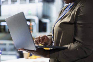 Verimli endüstriyel operasyonlarda sürdürülebilir enerji için şirket liderliğini gösteren, üretiminde kullanılan bir güneş paneli tesisinde kadın profesyonel kontrol sistemi kontrolleri.