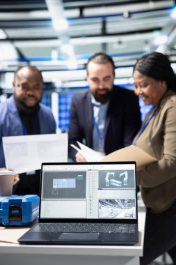 Mühendisler ve inşaat müteahhitleri, üretim hattında yeşil teknoloji, sürdürülebilirlik ve sanayi standartlarını güvence altına alan bir işbirliği denetimi kapsamında güneş paneli sistemlerini izlemektedirler..