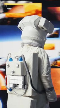 Uzay giysisi içindeki dikey video astronotu Dünya 'nın yörüngesinde süzülerek insanlığın evrene yolculuğunu sembolize eder. Sonsuz keşif, teknoloji ve bilinmeyen evreni keşfetme arayışı.