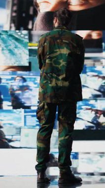 Dikey Video Young savaş alanı verilerini yüksek teknoloji komuta merkezinde inceleyen deneyimli bir asker taktik ve jeopolitik detaylarla savaş planlamasını sağlıyor. Modern askeri ortam korunmaya odaklandı