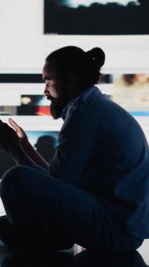 Dikey Video Gençleri, aşırı sosyal ağ kullanımından kaynaklanan ızdırabın altını çizerek endişe ve manipülasyondan etkileniyor. Sabit etkileşim nedeninden aşırı bilgi yüklenmesi