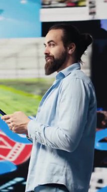 Dikey Video Young, dijital dünyada bir sosyal ağa bağlanan ve cep telefonu bağlantısını kullanan yetişkinleri rahatlattı. Hikaye anlatma ve eğlence araçlarına yatırım yapan adam, web tasarımı