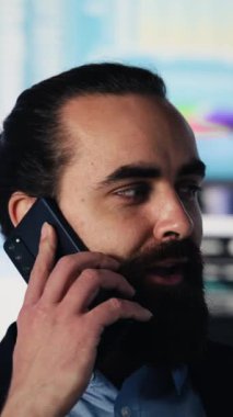 Bir telefon hattındaki Dikey Video Modern Lider Fintech ve teknoloji stratejisini tartışıyor. Yatırım performansını artırmak için iş verilerini, görselleştirme araçlarını ve tahmin modellerini kullanarak. Kamera A.