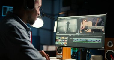 Genç adam video yapımcısı bir film montaj projesi üzerinde çalışıyor, çift ekran ile birden fazla iş yapıyor. Erkek görüntüler editörü sinematik yaratıcılık sürecini başlatıyor, film kurgu endüstrisi. Kamera A.
