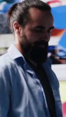 Dik Videolu Mutlu kaygısız kişi dijital dünyada sosyal ağa bağlanıyor, küresel sosyal medya izleyicisi. Markalaşma araçlarına yatırım yapan bir adam nüfuz ve bağlılık inşa etmek için. Kamera A.