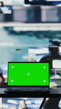 Dikey Video Modern Ordu Komuta Merkezi, Chroma anahtar ekranı çalıştıran, savaş planlama için uydu izleme verileriyle oluşturulan savunma güçleri taktikleri. Küresel güvenlik operasyonları. Kamera B.