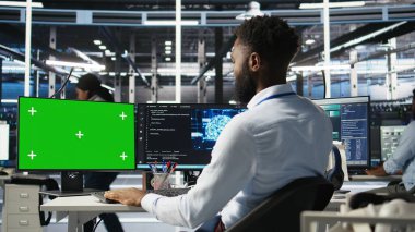 Yeşil ekran PC kullanarak düğüm ağacı programlama, kaynak tahsisi optimize etmek için veri merkezi yönetimi. Sunucu odasındaki adam yapay zeka öngörü sistemleri kullanıyor, kamera A