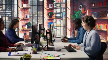 Merkezi ara, müşterilere hesaplara erişmeleri için yardım et, şifreleri sıfırla. Müşteri merkezinde çalışan, yardıma ihtiyacı olan müşterilere yardım eden, yardımcı çözümler sunan, kamera B