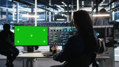 Veri merkezi teknisyeni verileri analiz etmek için yeşil ekranda düğüm ağacı yazılımı kullanıyor. Vites performansını arttırmak için krom anahtar bilgisayarda görsel programlama araçları kullanan sunucu çalışanı, kamera A