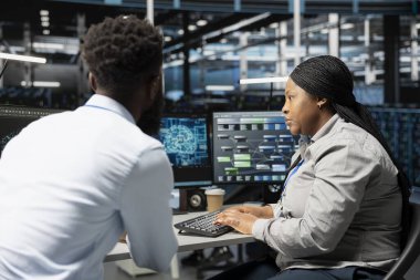 Veri merkezi mühendislik ekibi yapay zeka sinir ağı teknolojisi kullanıyor. Özel donanım yapılandırmak için yapay zeka programlama dilini kullanarak sunucu odasında profesyonel ve iş arkadaşı