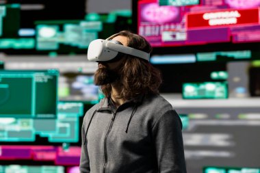 Hacker sisteme sızmak ve içeri girmek için sanal gerçeklik gözlüğü kullanıyor. Siber zeka bu teknoloji ürünü bilgi hırsızlığını tanımlıyor. İzinsiz giriş ve tehdit alarmları tehlikeli bir hackleme olduğunu gösteriyor..