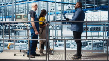 Yatırımcı sektörü ziyaret eden 4.0 güneş paneli fabrikası, yatırım yapmadan önce sınırlı süre için mühendislerle konuşuyor. Fotovoltaik, akıllı fabrika hissedarı çekleri teknisyenler, kamera A tarafından yapılır.