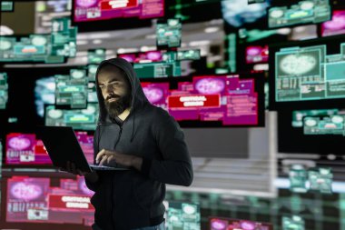 Erkek hacker, siber suç ve veri sızıntısını gerçekleştirmek için güvenlik duvarlarını aşarak ve ağ güvenliğindeki savunmasızlıkları kullanarak gizlilik modunda çalışır..