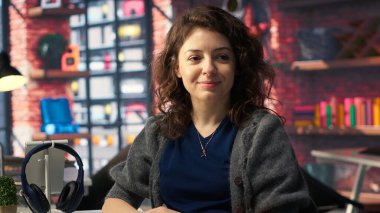 Ajans ofisindeki yazılım geliştiricisi bilgisayarında kodlama yapıyor, bir yazılım yaratıyor ve algoritmalar üzerinde çalışıyor. Programlama arayüzü olan bir IT uzmanı uygulama geliştiriyor. Kamera B.