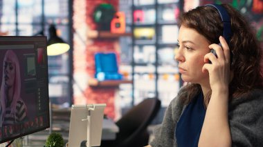 Kadın müteahhit yaratıcı çalışma alanı dijital medyada fotoğraf düzenleme yazılımıyla çalışıyor. Grafik tasarım dünyasında verimlilik ve yenilik sağlamak için çift monitör kullanmak. Kamera B.