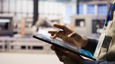 Güneş panelleri fabrika düzeni, CAD yazılım ve simülasyon araçlarının kullanımı, otomatikleştirilmiş fotovoltaik tesisinde üretim sistemlerinin optimize edilmesi, kamera A,