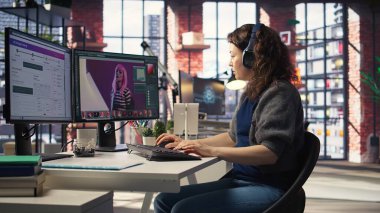 Fotoğrafçı bir dağıtım şirketinin teslimat servisini yönetiyor, ambalaj ve ekspres nakliye üzerine odaklanıyor. Freelancer içeriği hobi olarak yaratmak için kurgu yazılımını kullanır, çoklu görev. Kamera A.