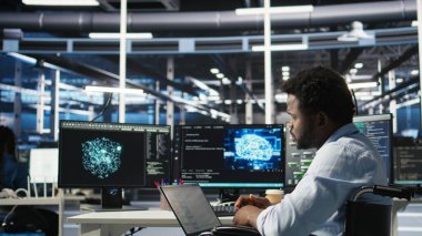 Tekerlekli sandalyedeki veri merkezi bilgisayar bilimcisi yapay zeka ağacı yazılımını kullanarak sistem kapanmasını en aza indirdi. Sunucu merkezi çalışanı yapay zeka görsel programlama aracı kullanarak engelli, kamera A