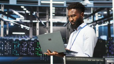 Veri merkezi programcısı ekipman performans sorunlarını tanımlamak için düğüm ağacı yazılımı kullanır. Afrikalı Amerikalı sunucu tarım işçisi donanım arızalarını en aza indirmek için veri analizi grafiğini inceledi, kamera B