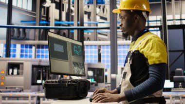 Güneş panelleri mühendisi sistemleri denetlemek için bilgisayar kullanır, makinelerin en uygun verimlilikte çalışmasını sağlar. Fotovoltaik fabrika işçisi sürekli işlemleri sürdürmek için bilgisayar yazılımı kullanır, kamera A