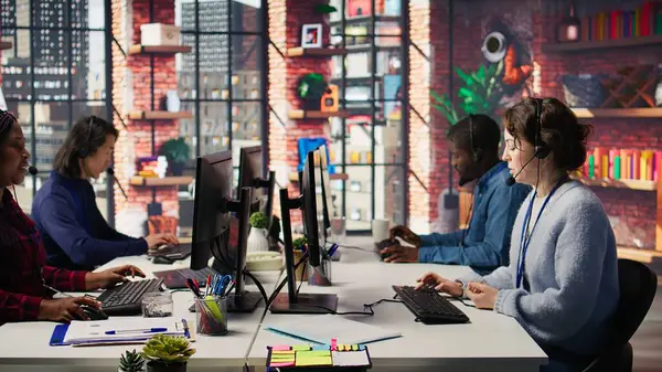 Merkezi ara, müşterilere hesaplara erişmeleri için yardım et, şifreleri sıfırla. Müşteri merkezinde çalışan, yardıma ihtiyacı olan müşterilere yardım eden, yardımcı çözümler sunan, kamera B