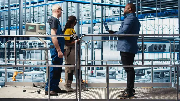 Yatırımcı sektörü ziyaret eden 4.0 güneş paneli fabrikası, yatırım yapmadan önce sınırlı süre için mühendislerle konuşuyor. Fotovoltaik, akıllı fabrika hissedarı çekleri teknisyenler, kamera A tarafından yapılır.