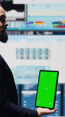 Dijital analiz için izole edilmiş maket ekran kullanan Dikey Video Girişimcisi, dijital büyüme araçları ve aylık raporlarla mali planlama ve iş başarısını güvence altına alıyor. Anlayış.