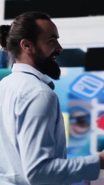 Vertical Video Happy sosyal medya uygulamalarında hayattan keyif alan sıradan bir insan, sosyal ağların dijital dünyasında eğlenmek için takipçi edinmedeki başarısını kutluyor. Kamera A.