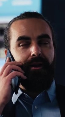 Yatırım eğilimlerini gözden geçiren, finansal grafikleri ve KPI modellerini analiz eden bir iş görüşmesinde dikey video girişimcisi. Planlama, geliştirme ve yenilik, gelecekteki başarı ve büyümeye odaklanarak