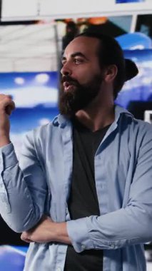 Dikey Video Gündelik kişi, mobil teknoloji aracılığıyla küresel bir izleyici kitlesine bağlanarak, sosyal medya uygulamalarındaki kullanıcı arayüzlerine hayran kalmaktadır. Hikaye anlatmak ya da eğlendirmek için dijital araçlar kullanılıyor