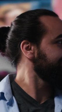Dikey Video E ticaret uzmanı mobil teknoloji ve kullanıcı arayüzleri tarafından desteklenen dijital bir dünyada medya web platformları, sosyal ağ yaratıcılığı ve çevrimiçi ilişki sunumu yapıyor. Kamera.