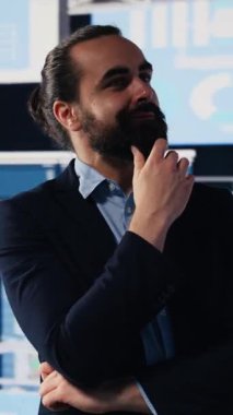 Dijital ortamda bir iş adamının dikey görüntüsü ölçüler, stratejik planlama ve teknoloji yoluyla kazanç sağlama üzerine odaklandı. Kavrayış ve öngörü aktivitesi. Kamera A.