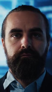 Vertical Video IT erkek uzmanı, derin öğrenme ve web sanal asistanı için yeni dijital yapay zeka ağları kurarak, akıllı teknolojik yenilik ve iş dünyasının gelecekteki büyüme stratejisini güvence altına alıyor. Kamera A.