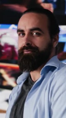 Dikey Video İyimser Adam sosyal medya platformlarında hayattan zevk alıyor, takipçi edinmedeki başarısını kutluyor ve sosyal ağların dijital dünyasına hükmediyor. Güçlendirme