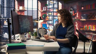 Yapay zeka sistemlerinde bakım yapan kadın sistem yöneticisi, ofis masasında oturuyor. Kız, sibernetik ve makine öğrenme algoritmalarında yazılım geliştiricisi olarak çalışıyor. Kamera A.