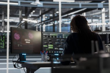 Veri merkezi mühendisi makine eğitimi için kullanılan ekipmanda kritik bir hata buldu. Sunucu çiftliği bilişim uzmanı bilgisayar kodundaki hataları düzelterek yapay zeka sistemleri performansını etkiliyor