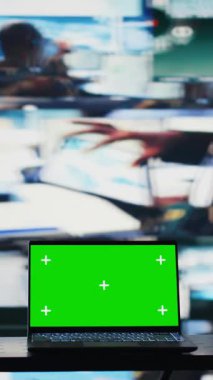 Düşman konumlarının uydu görüntülerinin yanındaki bilgisayarda dikey video kroma anahtarı. Savaş planlaması için istihbarat toplamak için kullanılan yüksek teknoloji savunma gücü merkezi. Genel işlemleri güvence altına al