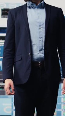 Vertical Video Proud kendine güvenen patronu kariyer başarısını kendi inancı ile kutluyor ve iş sektöründe büyük bir başarı elde ediyor. Kendine lüks bir hayat kuran, büyük hayaller kuran bir adam.