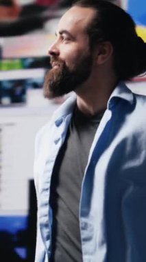 Dikey Video Kararlı Adam sosyal medya görsellerine ve iletişim ve nüfuzun gücünü vurgulayan kullanıcı arayüzü elemanlarına hayran. Modern kullanıcı deneyimi ve web tasarımı, kendine güven. Kamera.